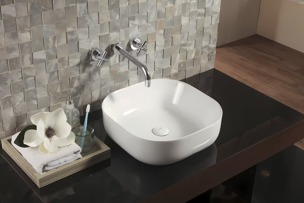 Baltas pastatomas ant stalviršio praustuvas Triomini Slim iš plonos keramikos, be perpylimo apdaila.