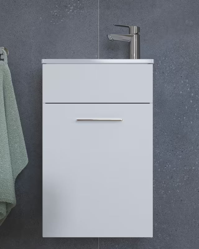 Balta vonios kambario baldų komplektas Vitra Mia su praustuvu, pakabinama spintele, veidrodžiu ir LED apšvietimu