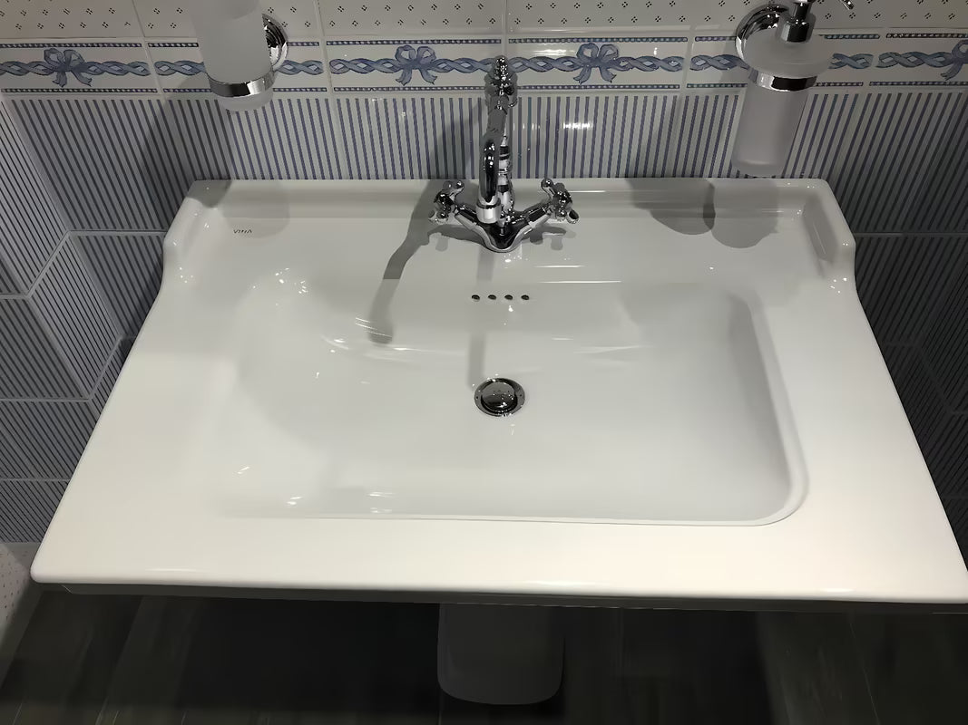 Baltas keraminis pakabinamas praustuvas Vitra Ricordi 80 x 53 cm su anga maišytuvui pro centre ir su persipylimu.