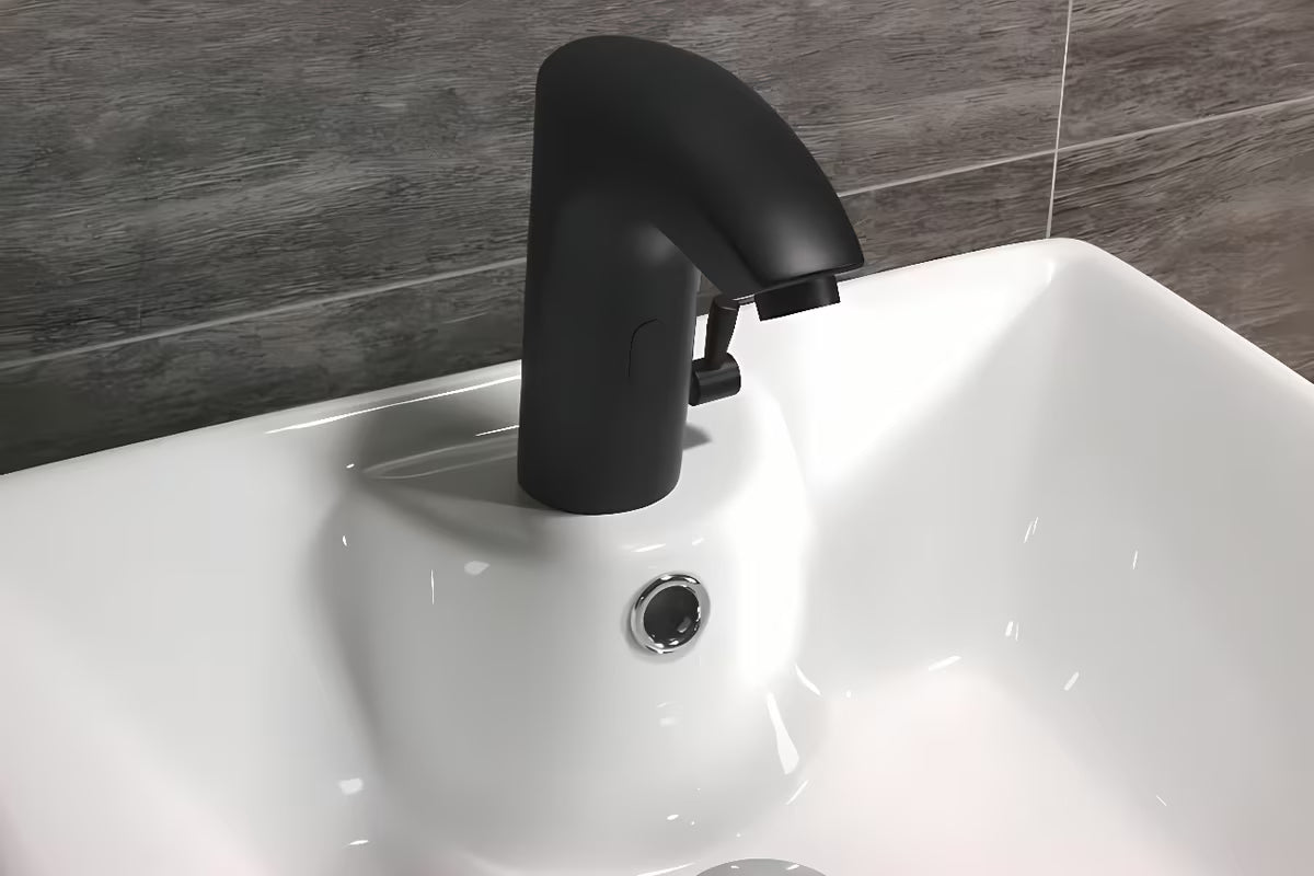 Juodas bekontaktis praustuvo maišytuvas Weltservis Donner AutoFlow 02 su infraraudonųjų spindulių jutikliu ir pro temperatūros reguliavimo svirtele.