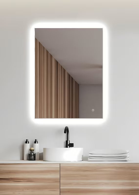 Stačiakampis LED veidrodis Amirro 60x80 cm, su jutikliu ir neutraliu baltu apšvietimu 4000K.