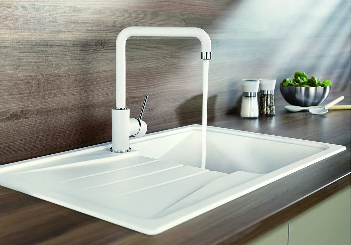 Balta svirtinis stovintis virtuvinis maišytuvas Blanco Mili su matiniu Silgranit Look paviršiumi
