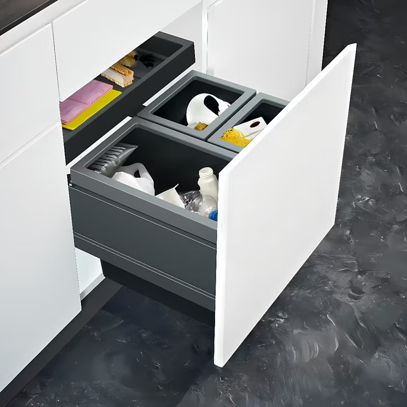 Įleidžiamas šiukšliųdėžė  rūšiavimo sistema Franke su priekiniu ištraukimu, trimis kibirėliais ir stalčiumi su anglies filtru, juodos ir pilkos spalvų.