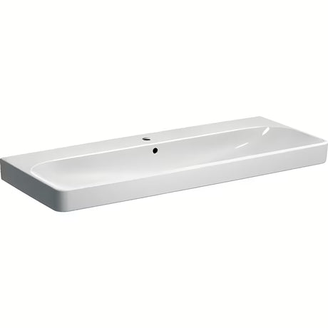 Baltas pakabinami keraminis praustuvas Geberit Smyle Square 120x48 cm su anga pro maišytuvui centre.