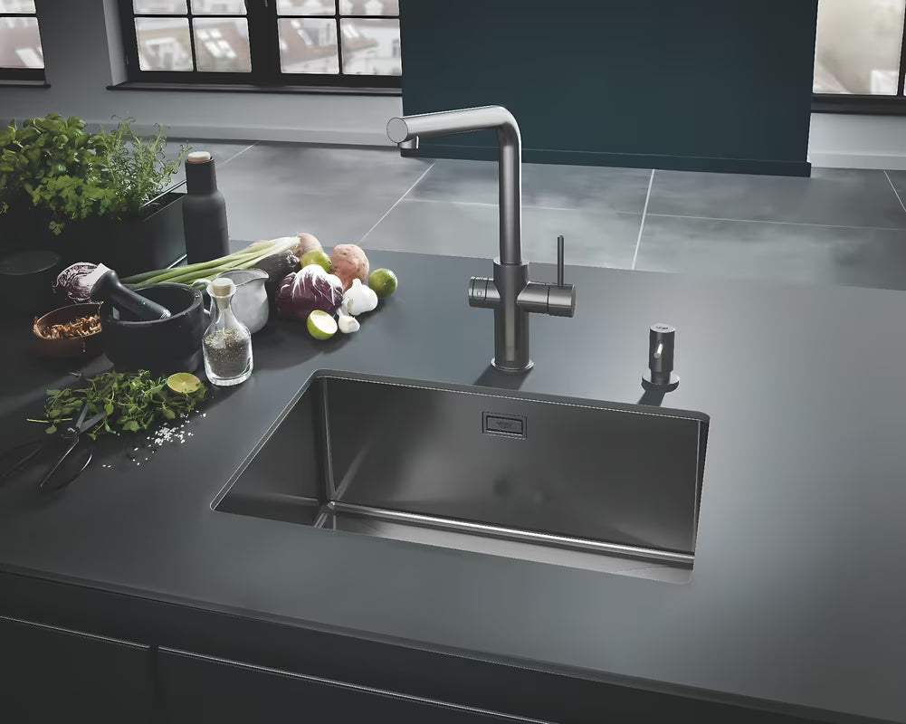 Grohe skysto muilo dozatorius su brushed hard graphite apdaila ir atsargine 500 ml talpa.