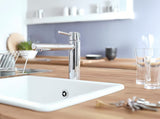 Chromo spalvos virtuvinis maišytuvas Grohe Concetto New su vidutinio aukščio pasukamu snapu ir ištraukiama dušeline galvute