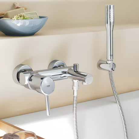 Chromo spalvos sieninė vonios maišytuvas Grohe Concetto New su dušo komplektu su automatiniu vonios / dušo perjungimu.