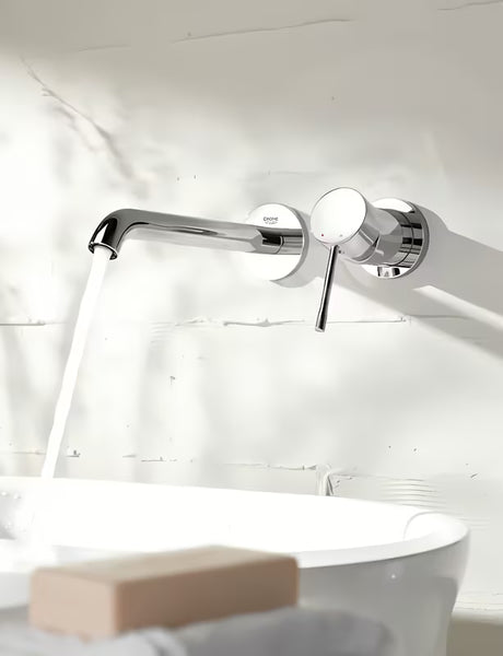 Chromuotas potinkinė praustuvo maišytuvas Grohe Essence New pro montuojamas ant sienos, su svirtimi ir rozete.