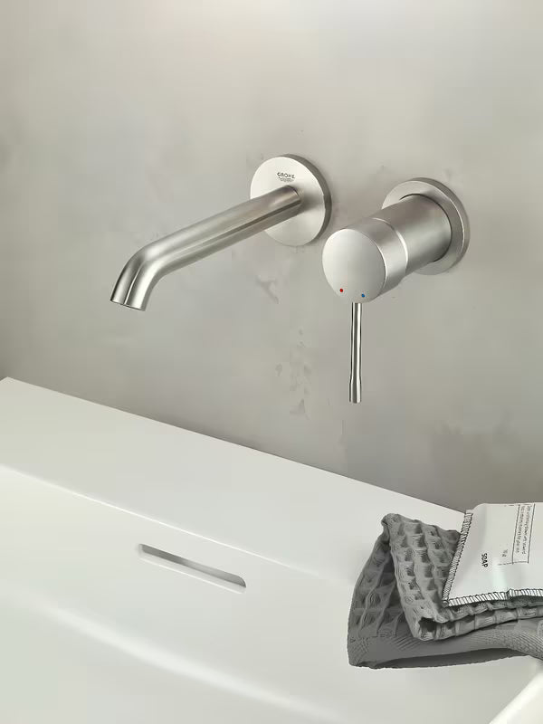 Potinkinė praustuvo maišytuvas Grohe Essence New matinės apdailos, skirtas montuoti prie sienos.