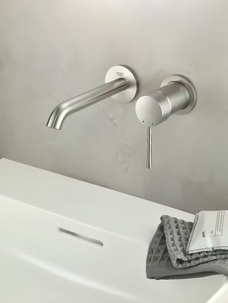 Potinkinė praustuvo maišytuvas Grohe Essence New matinės apdailos, skirtas montuoti prie sienos.