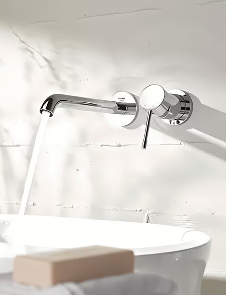 Chromuota potinkinė praustuvo maišytuvas Grohe Essence New su valdymo svirtimi ir sienine rozete.
