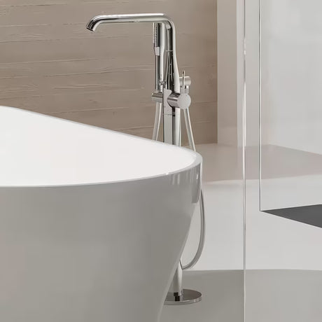 Pastatoma vonios maišytuvas Grohe Essence New chromo spalvos su rankiniu dušeliu ir pasukamu snapu