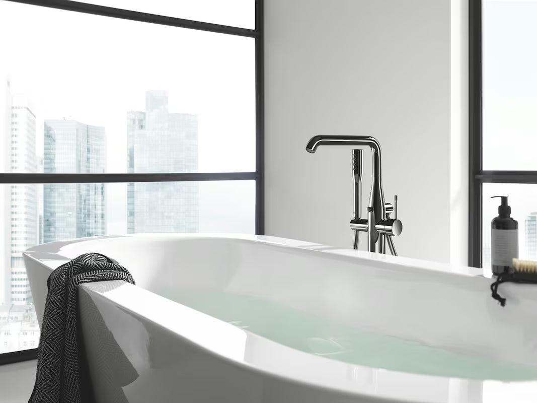 Pastatoma vonios maišytuvas Grohe Essence New su dušo komplektu su Hard Graphite apdaila.