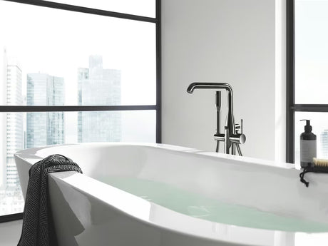 Pastatoma vonios maišytuvas Grohe Essence New su dušo komplektu su Hard Graphite apdaila.