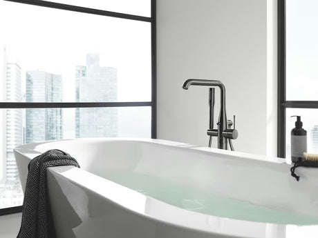 Pastatoma vonios maišytuvas Grohe Essence New su rankiniu dušeliu, brushed hard graphite apdailos.