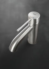 Praustuvo svirtinis maišytuvas Grohe Essence New su aukštu snapu ir supersteel paviršiumi.