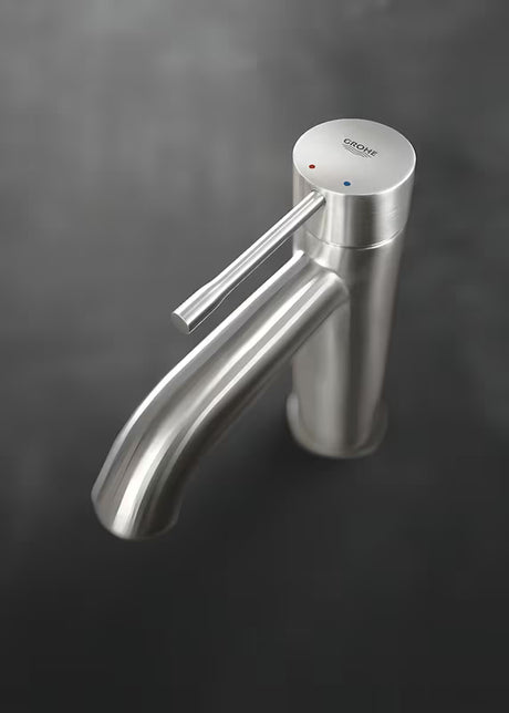 Praustuvo svirtinis maišytuvas Grohe Essence New su aukštu snapu ir supersteel paviršiumi.