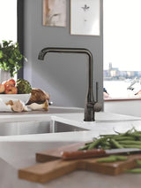 Virtuvinis svirtinis maišytuvas Grohe Essence New su aukštu pasukamu snapu, apdaila – Hard Graphite.