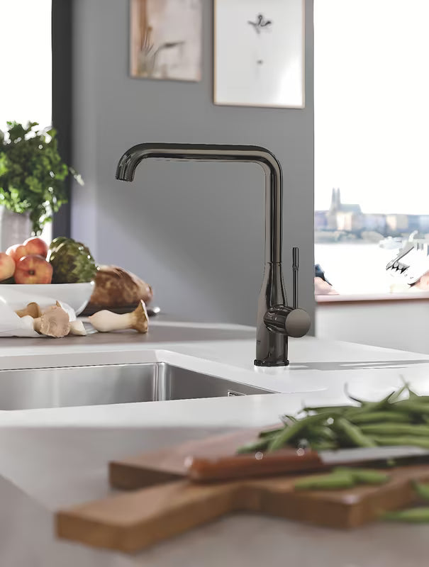 Virtuvinis svirtinis maišytuvas Grohe Essence New su aukštu pasukamu snapu, apdaila – Hard Graphite.