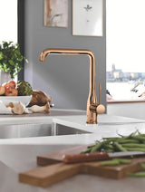 Virtuvinis svirtinis maišytuvas Grohe Essence New su aukštu pasukamu snapu, warm sunset apdailos