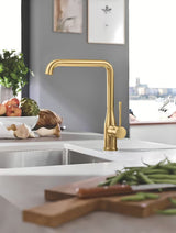Grohe Essence New virtuvinis maišytuvas su aukštu pasukamu snapu, Brushed Cool Sunrise apdailos.