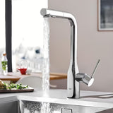 Chromo spalvos virtuvinis maišytuvas Grohe Essence New su aukštu pasukamu snapu ir ištraukiama galvute