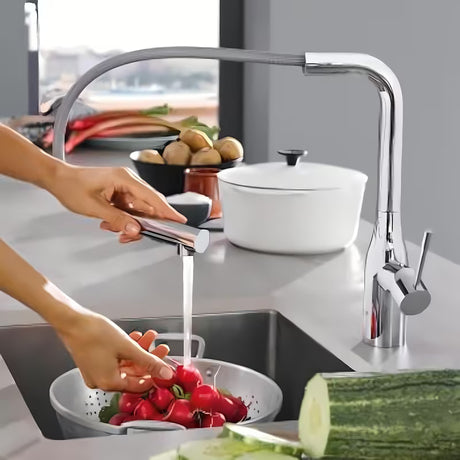 Chromo spalvos virtuvinis maišytuvas Grohe Essence New su aukštu pasukamu snapu ir ištraukiama galvute