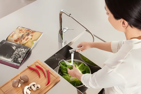 Chromo spalvos virtuvinis maišytuvas Grohe Essence New su aukštu pasukamu snapu ir ištraukiama galvute