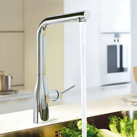 Chromo spalvos virtuvinis maišytuvas Grohe Essence New su aukštu pasukamu snapu ir ištraukiama galvute
