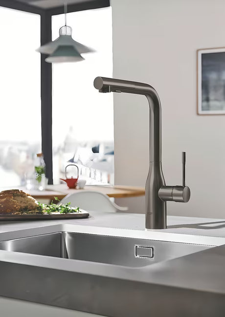 Virtuvinis maišytuvas Grohe Essence New brushed hard graphite su aukštu snapu ir ištraukiama dušo galvute