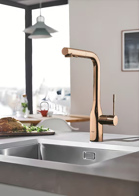 Virtuvinis maišytuvas Grohe Essence New su aukštu pasukamu snapu ir ištraukiama dušo galvute, spalva – warm sunset.