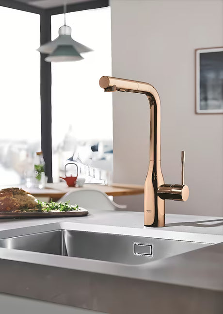 Virtuvinis maišytuvas Grohe Essence New su aukštu pasukamu snapu ir ištraukiama dušo galvute, spalva – warm sunset.