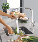 Grohe Essence New virtuvinis maišytuvas su aukštu pasukamu snapu ir ištraukiamu dušeliu, supersteel paviršius.