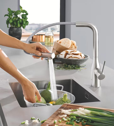 Grohe Essence New virtuvinis maišytuvas su aukštu pasukamu snapu ir ištraukiamu dušeliu, supersteel paviršius.