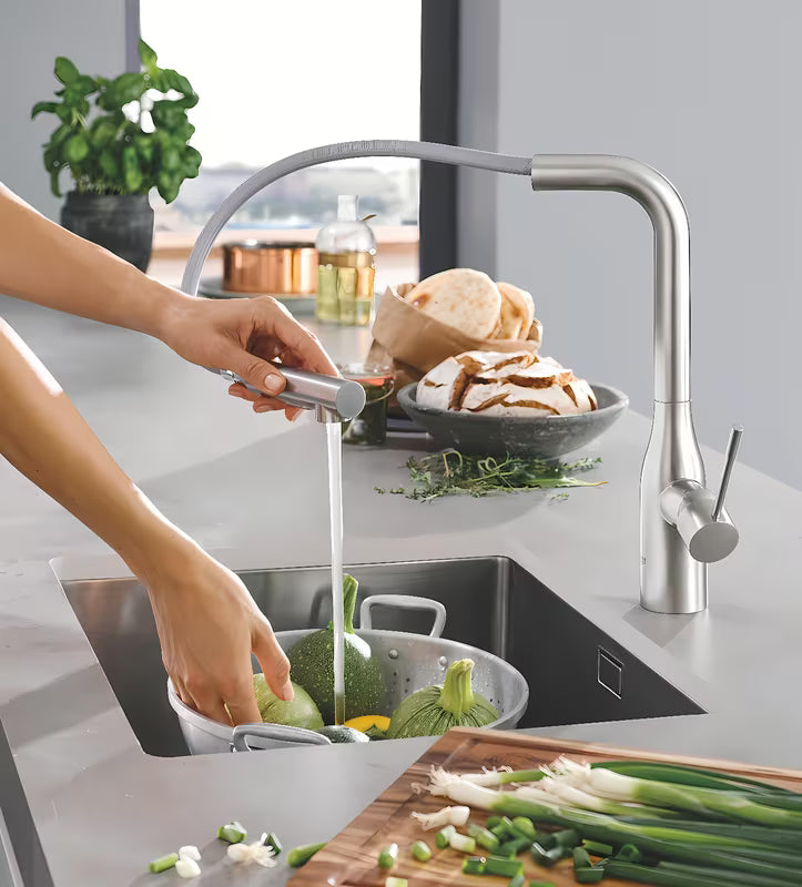 Grohe Essence New virtuvinis maišytuvas su aukštu pasukamu snapu ir ištraukiama dušo galvute, supersteel apdailos.