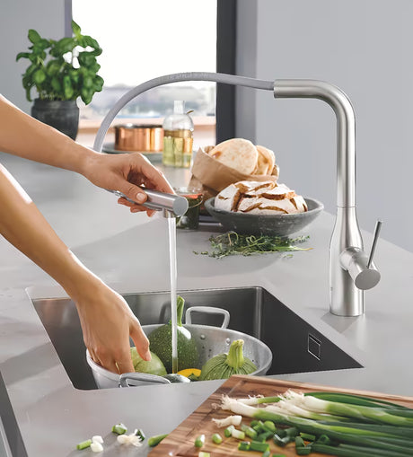 Grohe Essence New virtuvinis maišytuvas su aukštu pasukamu snapu ir ištraukiama dušo galvute, supersteel apdailos.
