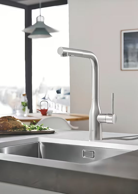 Grohe Essence New virtuvinis maišytuvas su aukštu pasukamu snapu ir ištraukiama dušo galvute, supersteel apdailos.