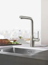 Grohe Essence New virtuvinis maišytuvas su aukštu pasukamu snapu ir ištraukiama dušo galvute, supersteel apdailos.