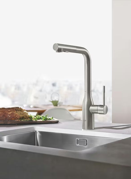 Grohe Essence New virtuvinis maišytuvas su aukštu pasukamu snapu ir ištraukiama dušo galvute, supersteel apdailos.