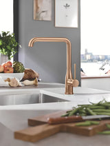 Virtuvinis maišytuvas Grohe Essence New su aukštu pasukamu snapu ir ištraukiamu dušeliu, spalva brushed warm sunset.