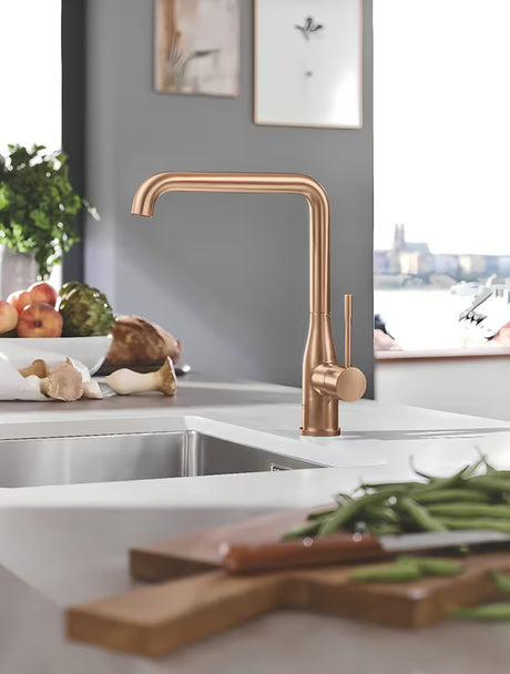 Virtuvinis maišytuvas Grohe Essence New su aukštu pasukamu snapu ir ištraukiamu dušeliu, spalva brushed warm sunset.