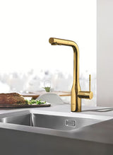 Grohe Essence New virtuvinis maišytuvas, spalva cool sunrise, su aukštu pasukamu snapu ir ištraukiama dušo galvute