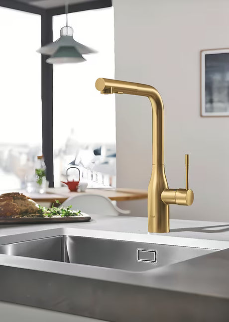 Virtuvinis maišytuvas Grohe Essence New su aukštu snapu ir ištraukiamu dušeliu, spalva brushed cool sunrise.