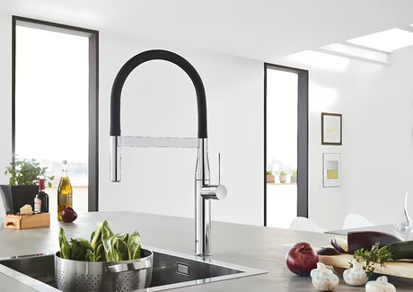 Chromo spalvos virtuvinis maišytuvas Grohe Essence New su ištraukiamu dušeliu su aukštu pasukamu snapu