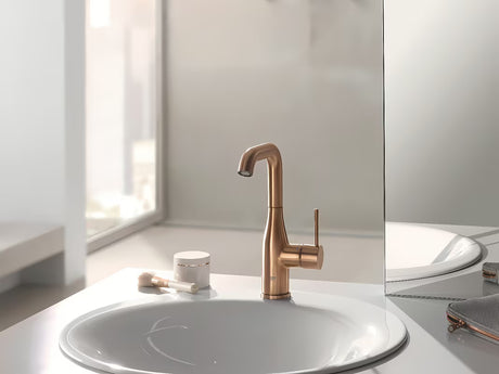 Aukšta svirtinis praustuvo maišytuvas Grohe Essence New, Brushed Warm Sunset spalvos, su pasukamu snapeliu.