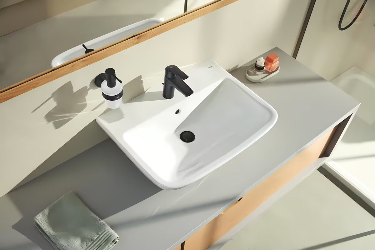Skysto muilo Dozatorius Grohe Essentials juodos matinės spalvos su stikline talpa ir metaliniu laikikliu
