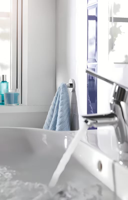Chromuotas kabliukas chalatui Grohe Essentials su paslėptu tvirtinimu ant apvalios sieninės plokštelės.