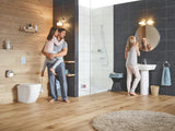 Chromuotas tualetinio popieriaus laikiklis Grohe Essentials su dangteliu su paslėptu tvirtinimu prie sienos.