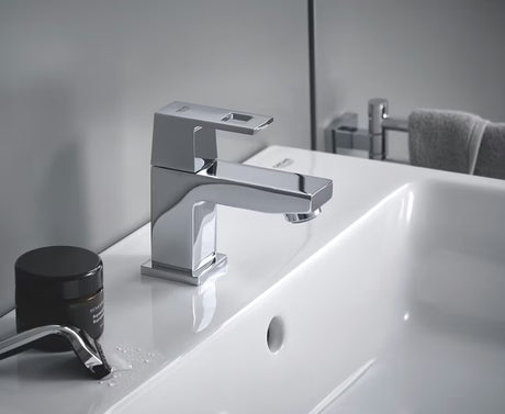 Chromuotas praustuvo maišytuvas Grohe Eurocube su taupiu Grohe EcoJoy srautu ir SpeedClean aeratoriumi.