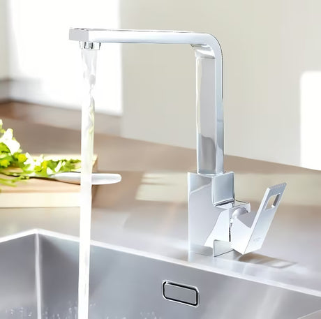 Chrominis virtuvinis maišytuvas Grohe Eurocube su aukštu pasukamu snapu, kvadratinio dizaino.